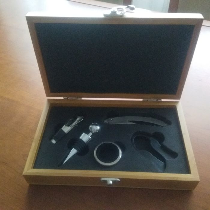 Caixa com utensílios de vinho