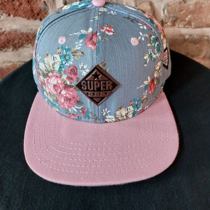 Czapka typu snapback w kwiaty