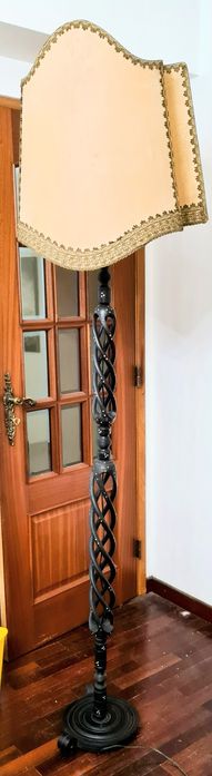 Candeiro de pé antigo em madeira escura