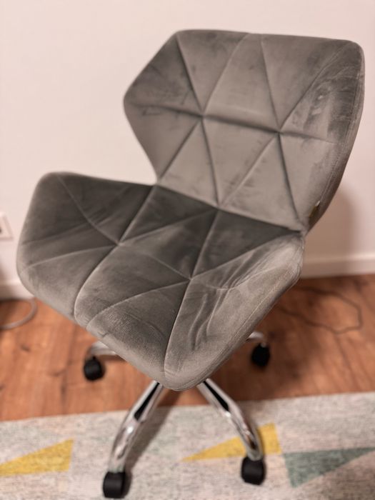 Cadeira de veludo cinzenta como NOVA