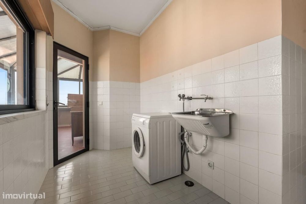 Apartamento T5 com estacionamento, Quinta das Palmeiras, Oeiras