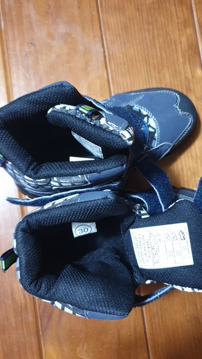 Botas de menino, tamanho 30, como novas