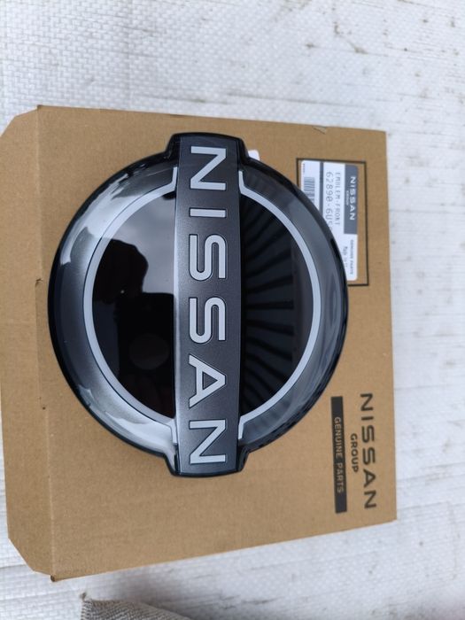 Nissan różne modele emblemat znaczek logo atrapy grilla wlotu powietrza przód pod radar igła wysyłka