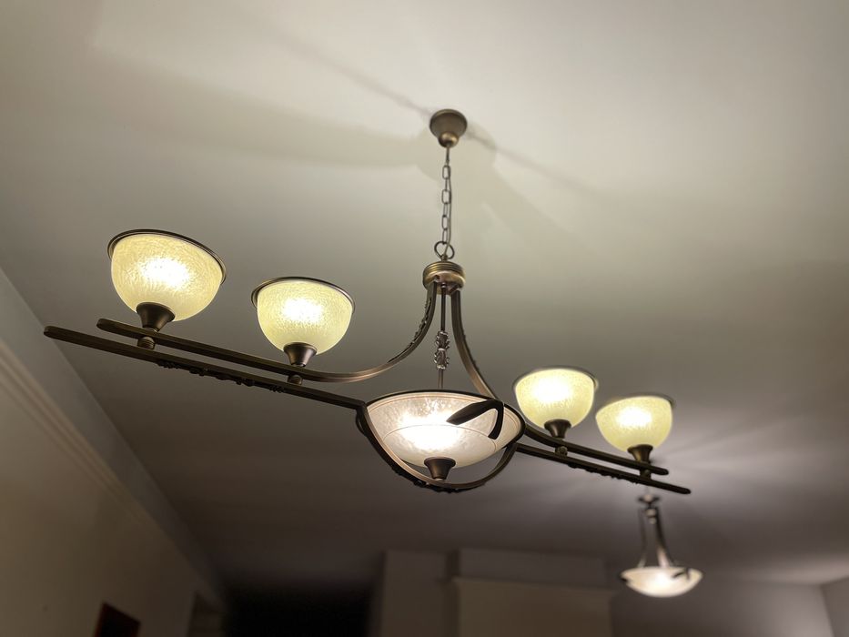 Żyrandol i lampa mosiężna - komplet w klasycznym stylu