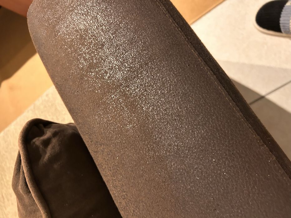 Sofá longo com almofadas