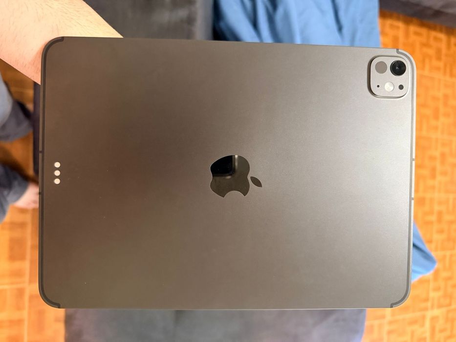 iPad Pro M5 (Wi-Fi + Cellular) — Estado Impecável (Como Novo)