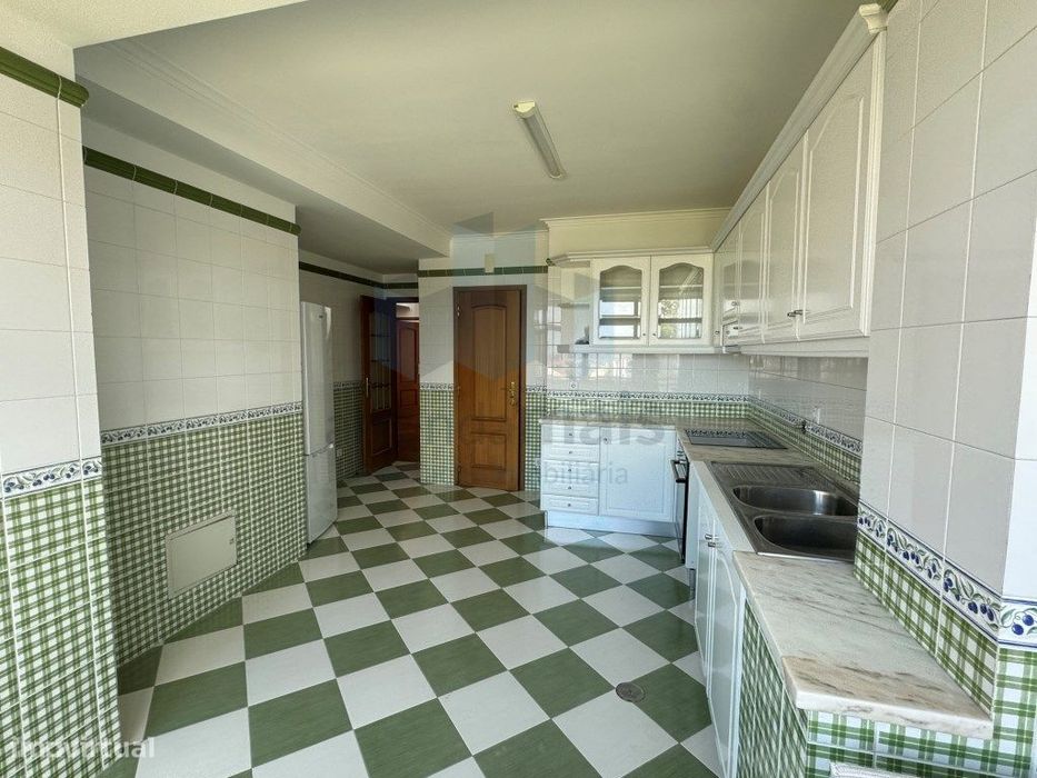 Arrenda-se excelente T3 em ultimo piso com terraço de 120m2 em Celas