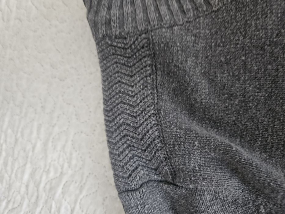 Sweter męski szary z guzikami przy dekolcie