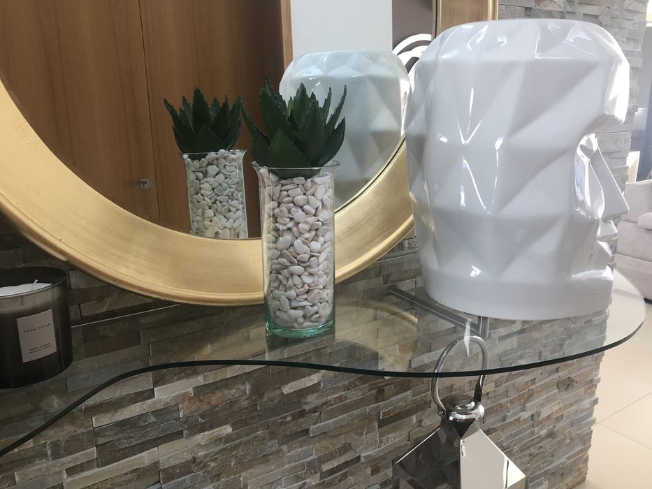 Peça de vidro com pedras