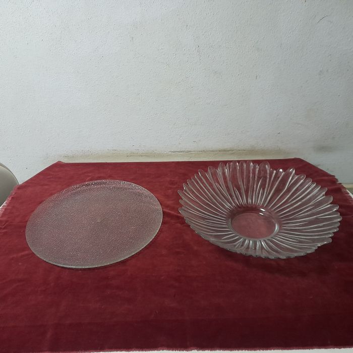 Travessas em vidro trabalhado.