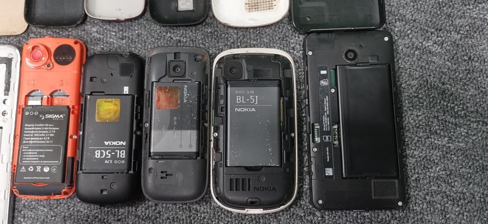 Телефони одним лотом.