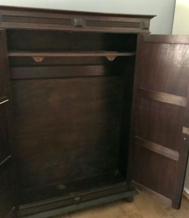 Roupeiro alto e robusto