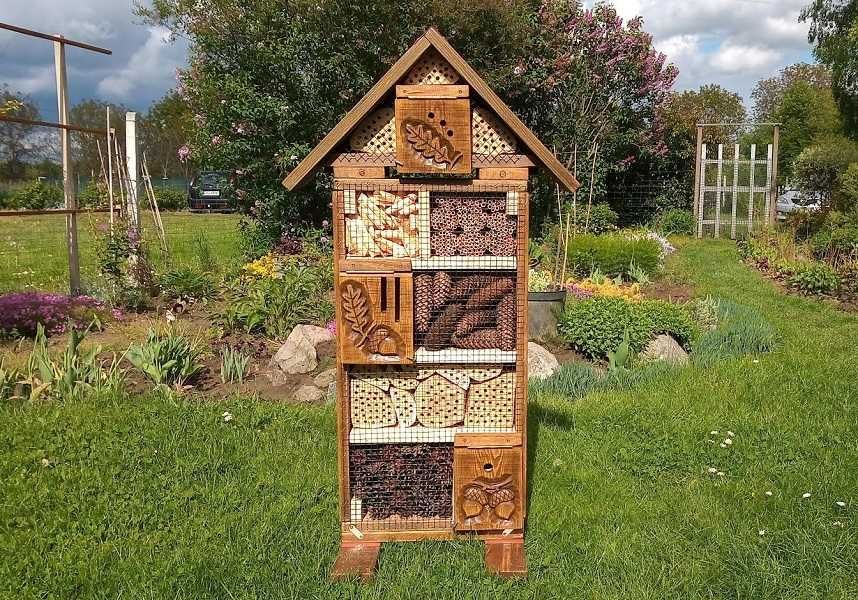 domek dla owadów, hotel dla owadów, rzeźbiony