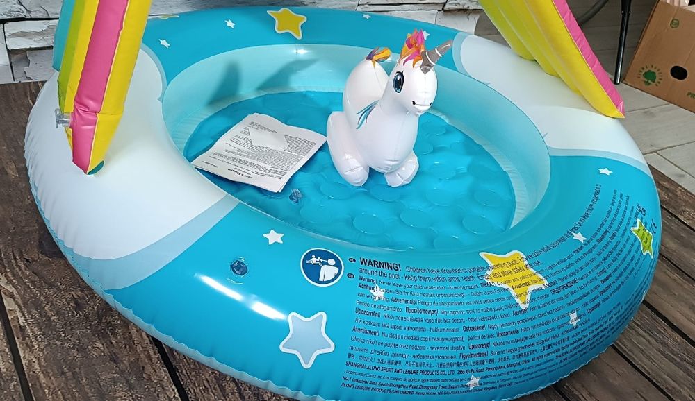 Basenik z daszkiem tęcza 95x80 cm + dmuchany mały jednorożec