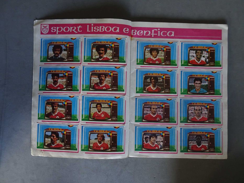 Caderneta de cromos de futebol TV Bola incompleta (faltam 51 cromos)