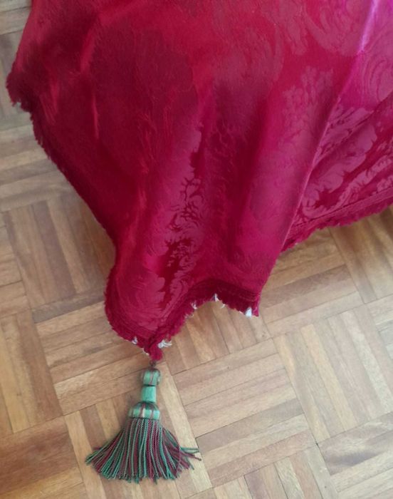 Colcha Antiga Adamascada com 2 Borlas