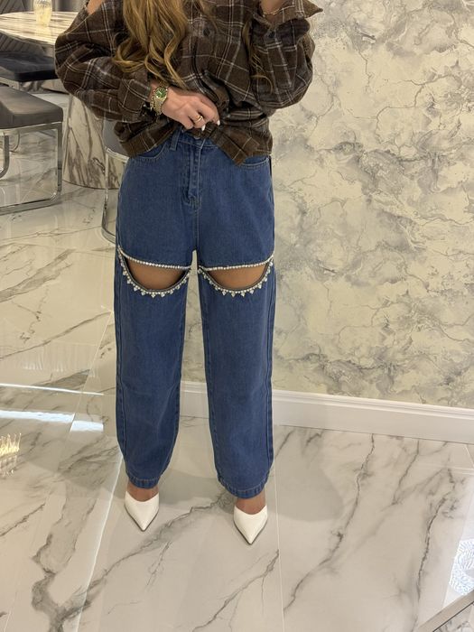 Джинсы с вырезами стразами