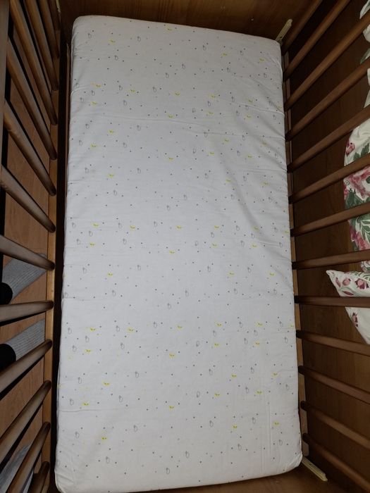 Berço de bebé de madeira com colchão para despachar
