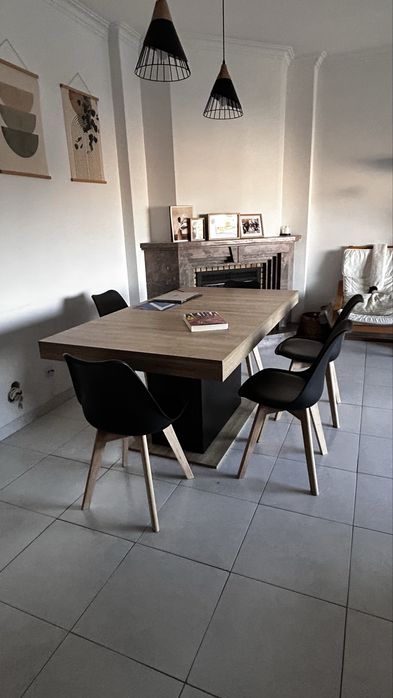 Mesa de refeição extensível  Imitação madeira  e preto. Ate10 pessoas