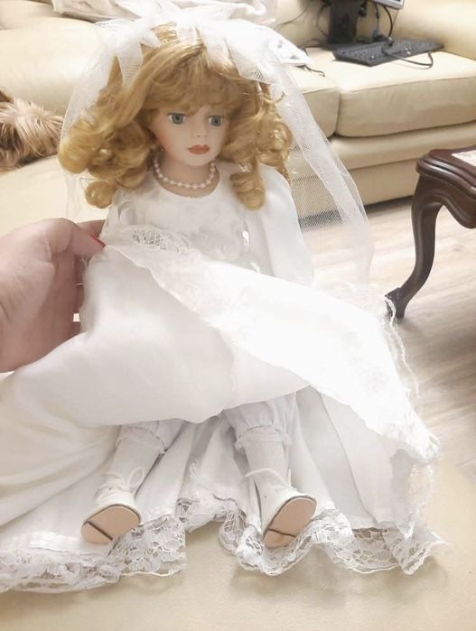 Boneca em porcelana