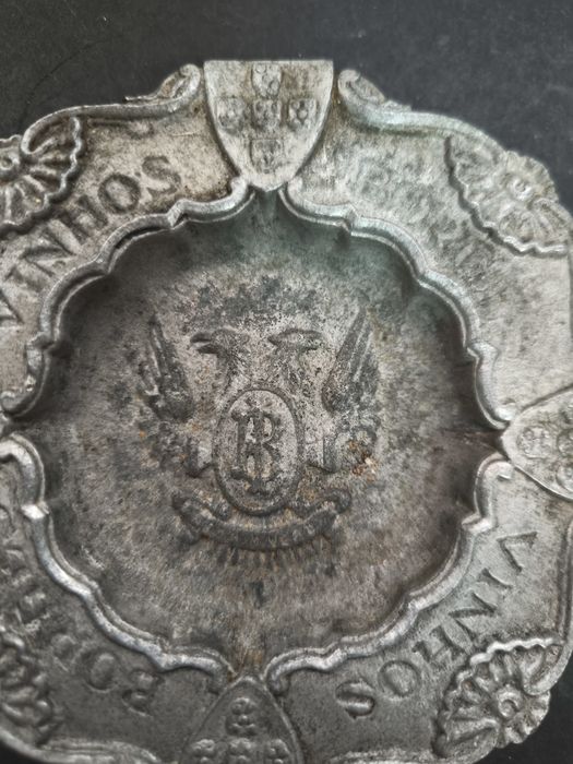 Cinzeiro antigo com brasão