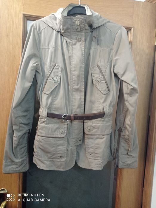 Massimo Dutti. Impermeável com cinto central em pele.

Em bom estado.