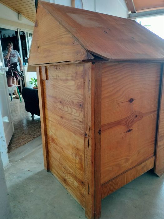 Casota de madeira impermeabilizada para cão de porte medio ou grande.