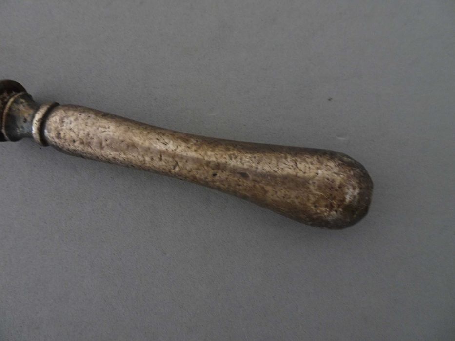 Antigo garfo trinchante com cabo em prata