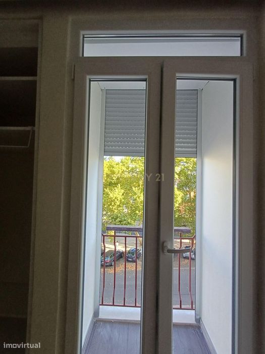 Apartamento T4 remodelado e com varandas frente ao Spacio Shopping dos