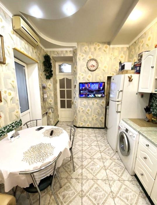 Продам 4-к.квартиру в центрі, капітальний ремонт, сталінка
