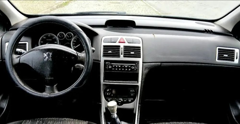 Carro peugeot 307 . 2400€