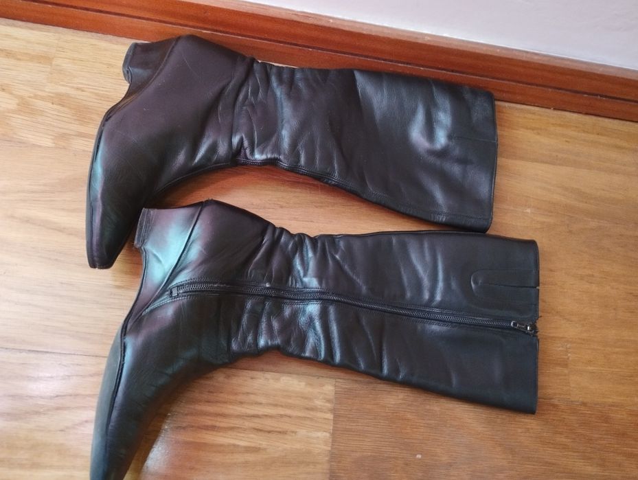 Botas pretas em pele