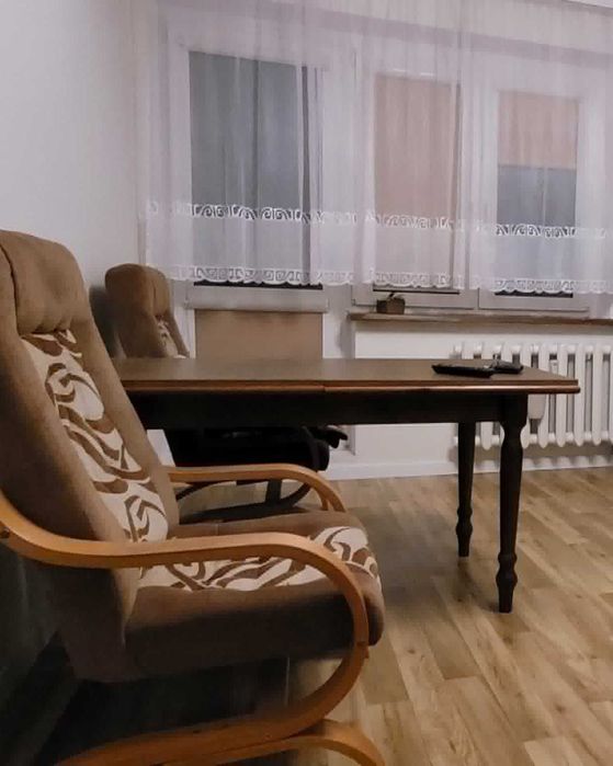 Stół rozkładany drewniany z ozdobnymi nogami