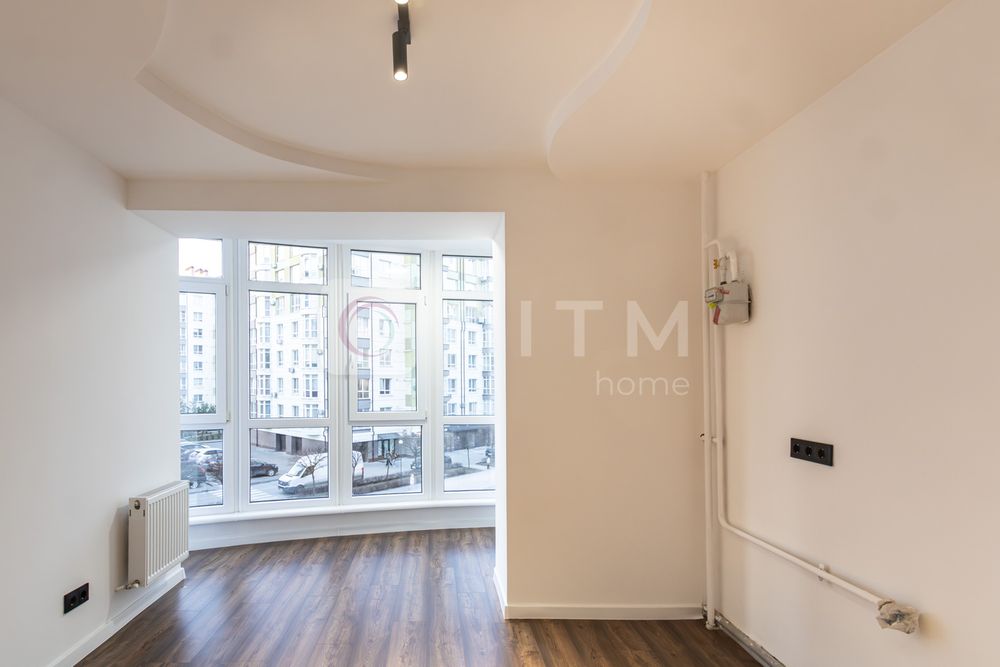 Продається простора 2-к. кв. з ремонтом  біля озера.