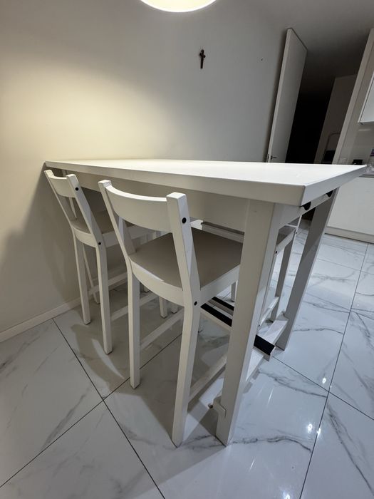 Mesa alta de cozinha com cadeiras