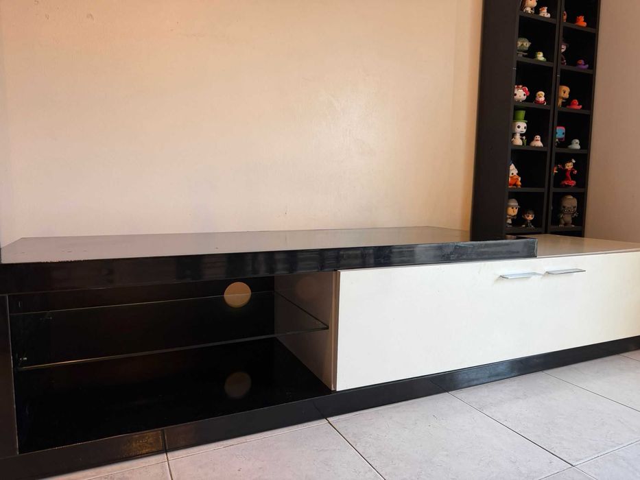 Mesa de TV com prateleiras em vidro