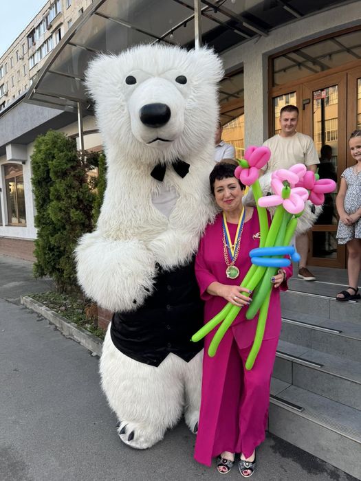 Веселий білий ведмідь та Пес Патрон привітати