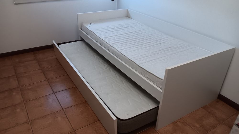 Vendo bi-cama com colchões!