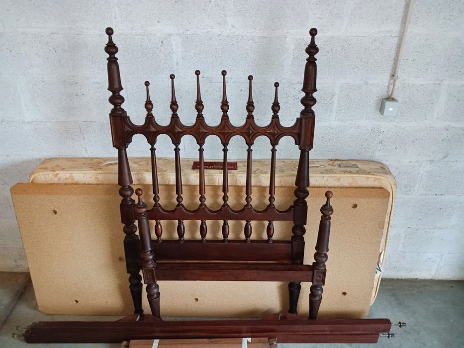 Cama de solteiro vintage com colchão ortopédico