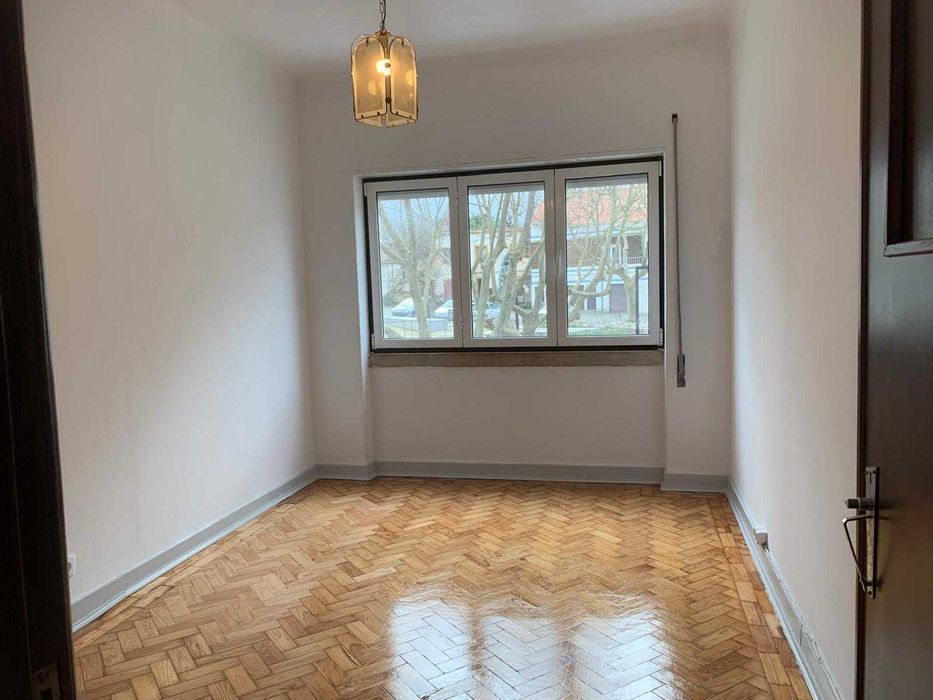 Apartamento T3 + 2, renovado recentemente, com box e arrecadação