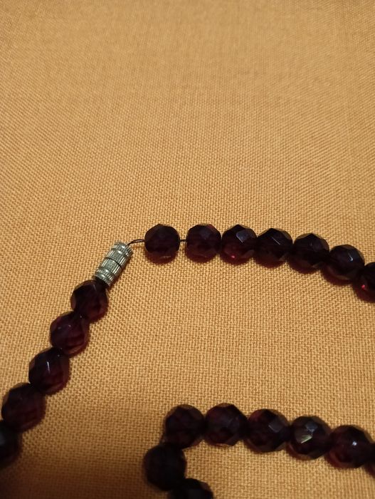 Винтажные бусы с гранатового стекла.