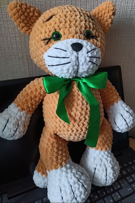 Плюшевий в'язаний котик