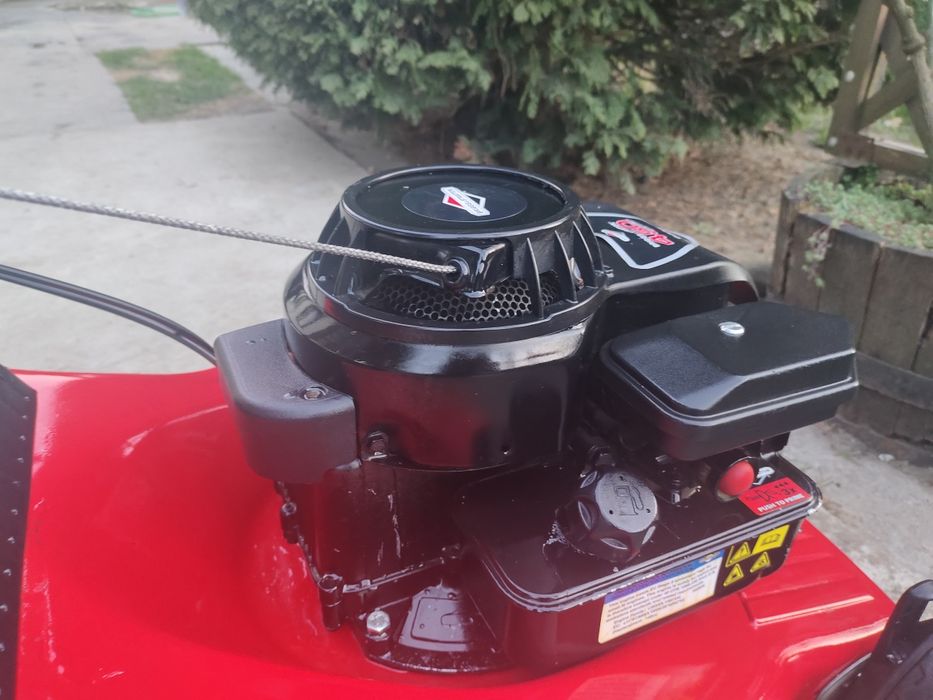Бензинова самохідна газонокосарка Briggs Stratton 46cm
