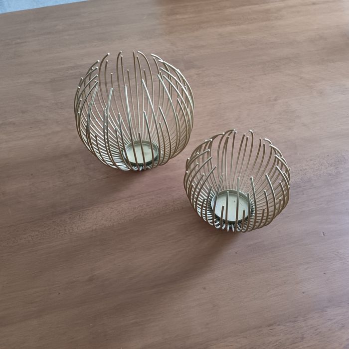 2 porta velas em dourado mate