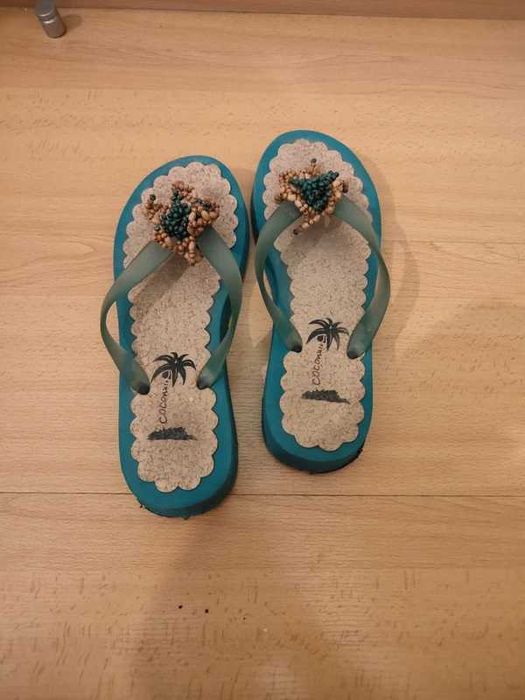 Par de chinelos apresenta um design de inspiração tropical