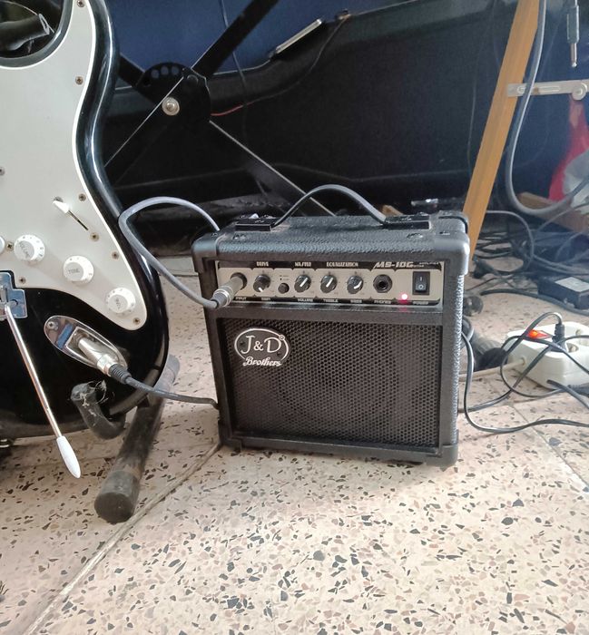 Guitarra Squier  mais amplificador