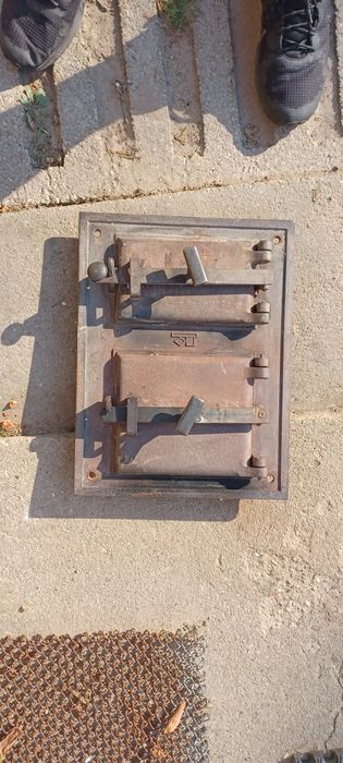 Stare żeliwne drzwiczki do pieca