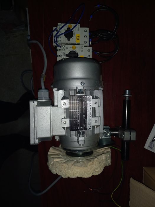 Вузол поліровки кромочного верстату. Двигуни електричні