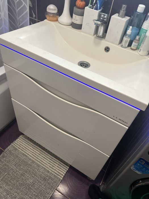 Тумба у ванну кімнату разом з умивальником і полотенцесушитель