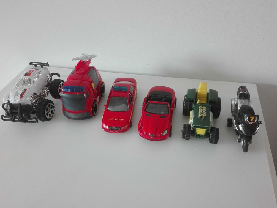 Małe samochodziki, motor i traktor